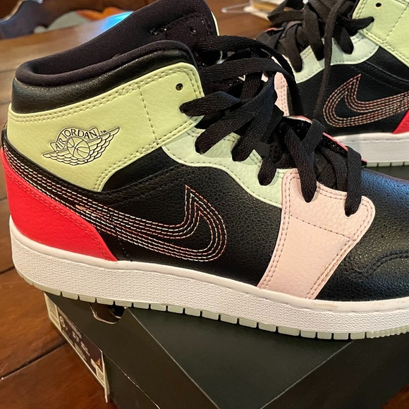 Air Jordan 1 Mid SE GLOW IN THE DARK size 6Y or 7.5W NIKE - Picture 4 of 10